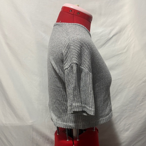 Stylish Gray Ribbed Crop Top - Picture 2 of 5